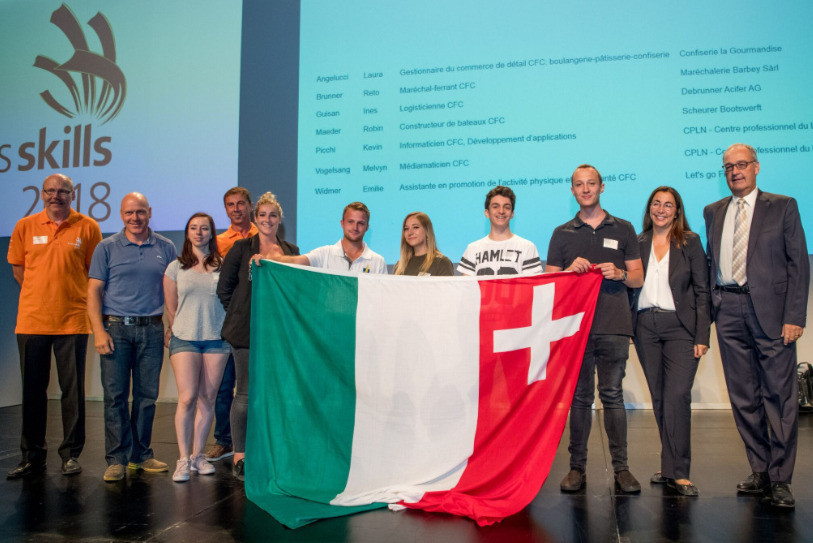 La délégation neuchâteloise qui disputera en septembre à Berne les championnats de Suisse des métiers SwissSkills entourée de Didier Cuche et du conseiller fédéral Guy Parmelin. 