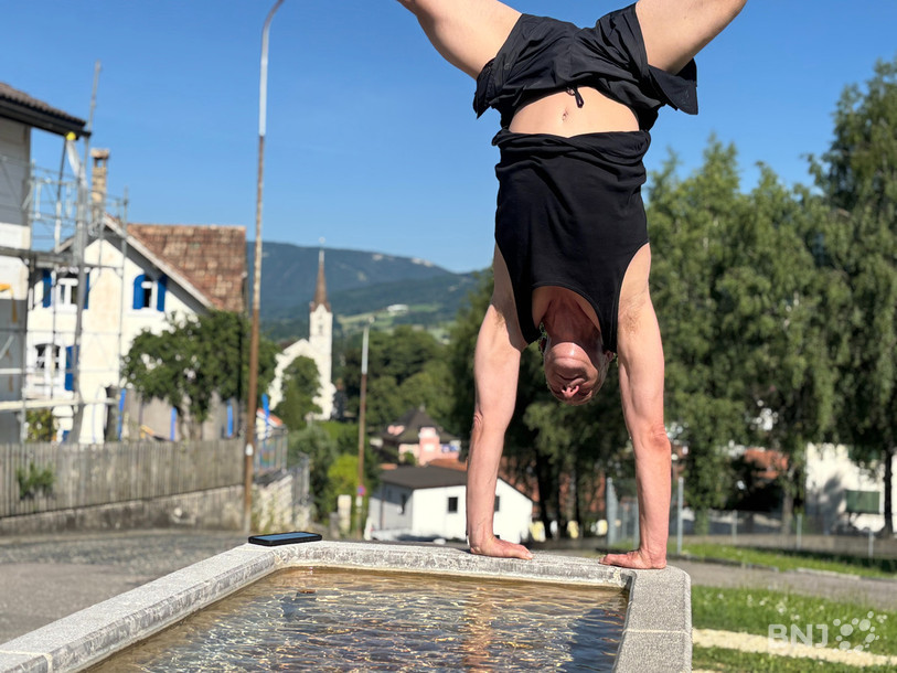 En chandelle au-dessus de l’eau, sous les regards des nombreux passants.
