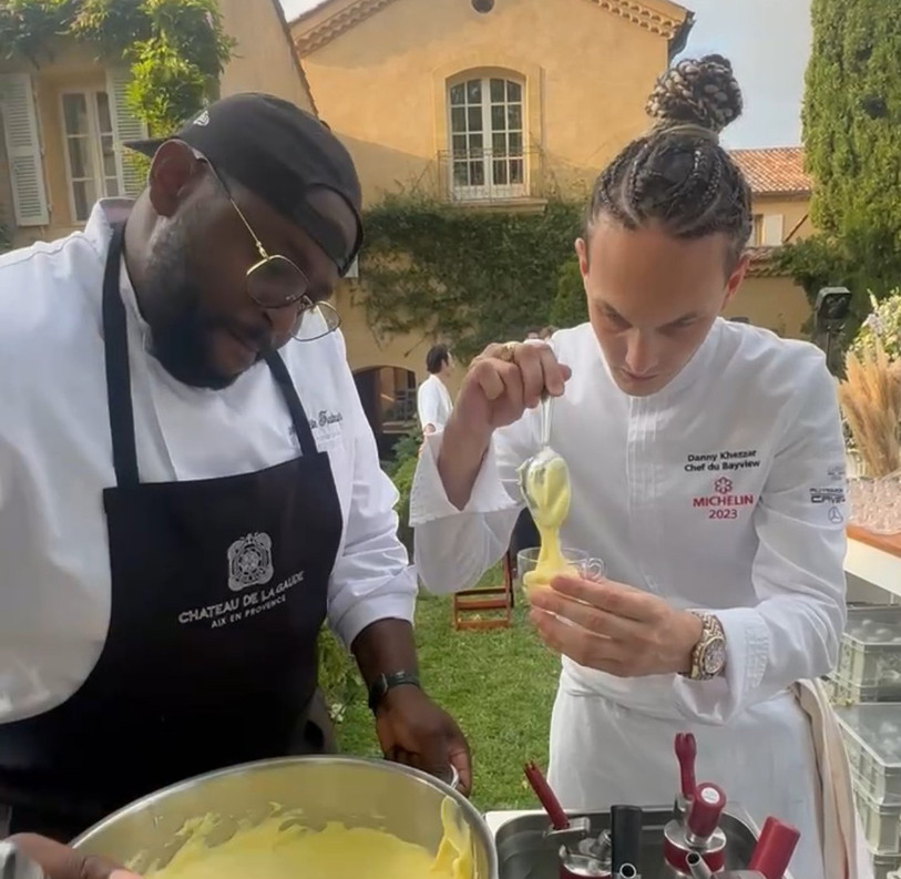 Glodi Limangi a géré le stand du chef Danny Khezzar, qui lui montre le dressage de son trompe-l’œil de cappuccino salé. (Photo : libre de droits) 