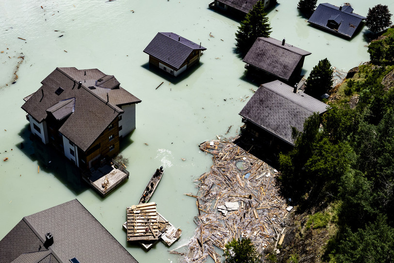 Une vue aérienne du lac formé après l'éboulement, avec des militaires de l'Armée suisse qui enlèvent les débris le mardi 24 juin 2025 à Blatten. (Photo : KEYSTONE/Jean-Christophe Bott).