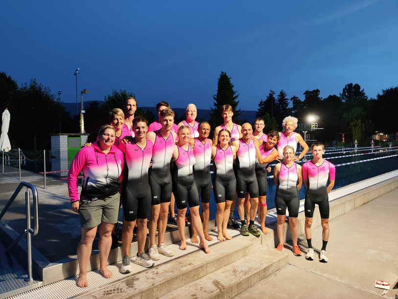 Les membres du Tri Team Domoniak prennent la pose à l'occasion du Domonight. (Photo : Tri Team Domoniak)