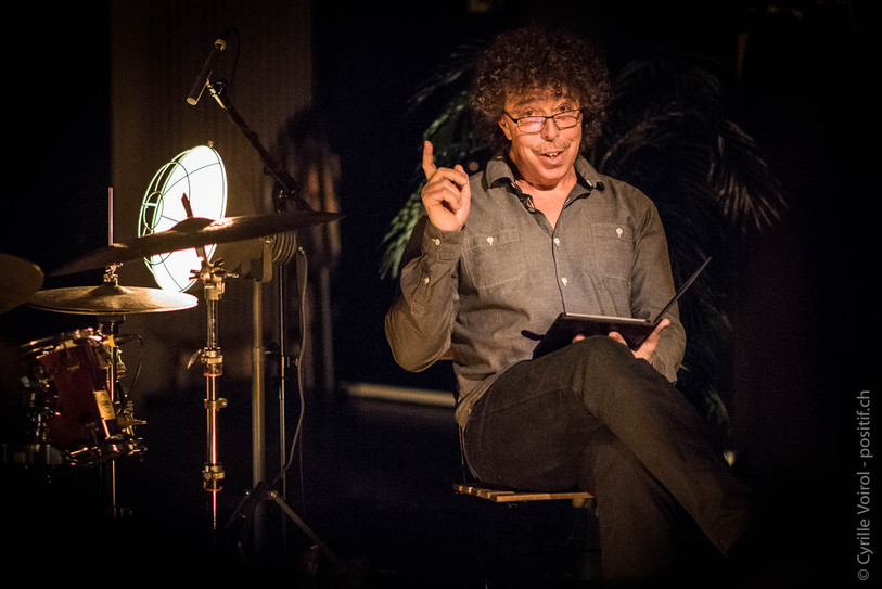 Le spectacle d'Alain Tissot mêle des anecdotes sur son passé et des morceaux improvisés à la batterie. Photo: Cyrille Voirol