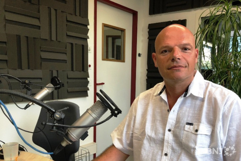 Olivier Arni dans le studio de la Matinale RTN.