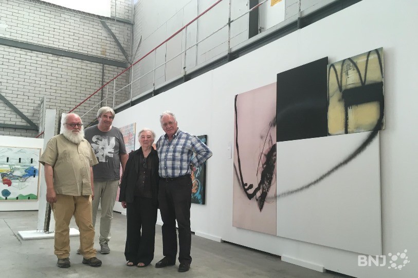 Daniel Gaemperle, commissaire de l'exposition, Yves Noirjean, coordinateur visarte.jura, Janine Wiggli, épouse d'Oscar Wiggli, et François Lachat, président de visarte.jura (de gauche à droite).