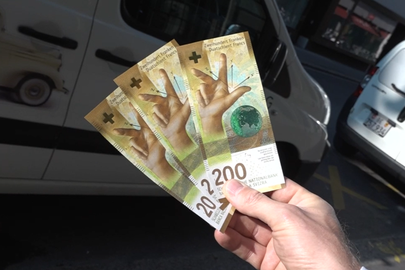 Le nouveau billet dans les mains d'une des premières personnes à l'avoir obtenu. (Crédits : vidéo ATS)