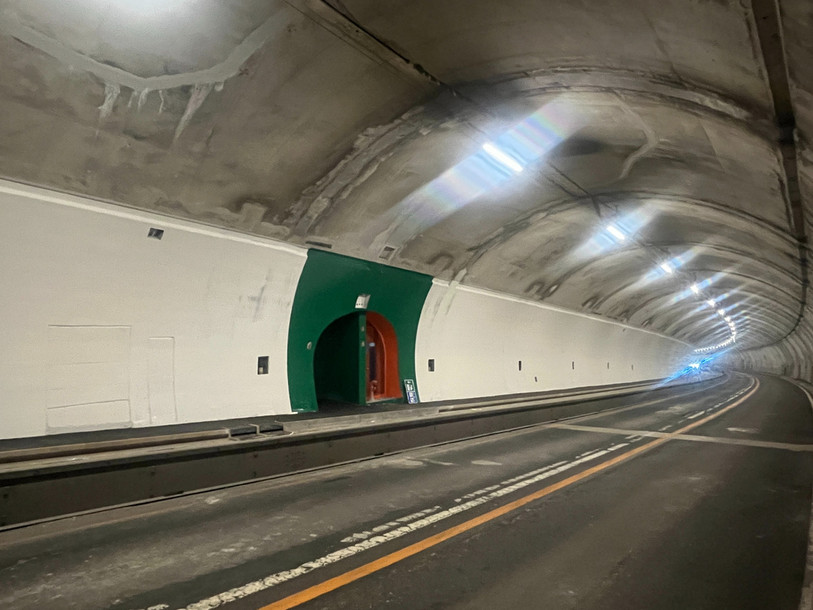 Le tronçon qui relie le Val-de-Travers au Littoral via le tunnel de La Clusette a été momentanément fermé vendredi matin pour cause d'accident. (Photo : SPCH).