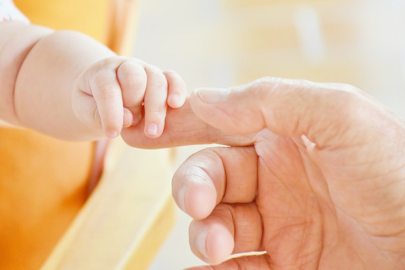 Une commission d'expert a proposé lundi un congé parental de 38 semaines.