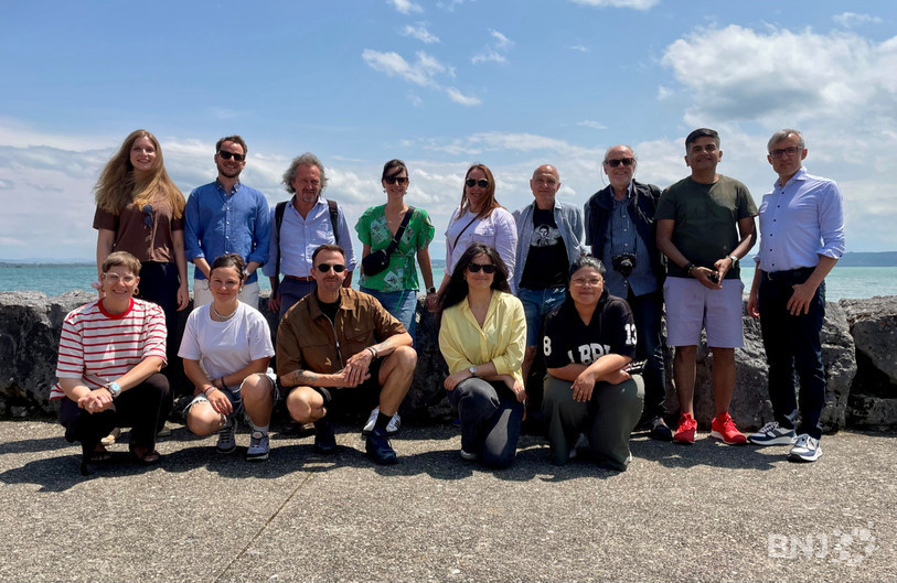 Les journalistes internationaux rassemblés devant le lac de Neuchâtel, à Hauterive.