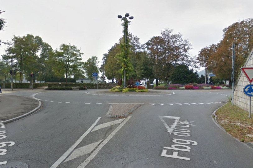 Le cycliste en provenance du Faubourg du Lac a chuté dans le rond-point du Seefels avant de percuter une voiture. (Photo: Google maps)