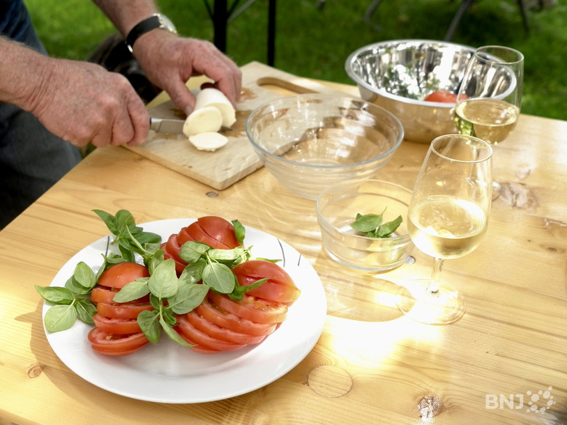 La préparation de la salade de tomates et mozzarella.