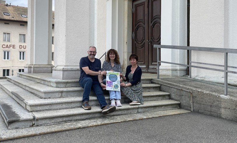 Le comité d'organisation du Forum des transitions devant l'église de Saignelégier. (De gauche à droite : Christophe Salgat, Veronique Muller et Stéphanie Frésard)