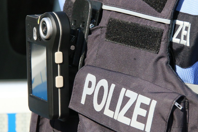 Les caméras embarquées sont fixées aux gilets des policiers.