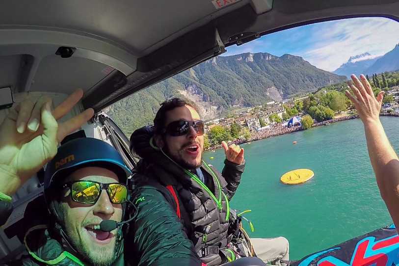Jérémy Péclard et David Geiser (de g. à d.) avant de se jeter dans le vide... avec leur parapente.