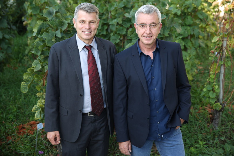 Le directeur de l'Economie publique Christoph Ammann et Martin Hubacher, Vigneron bernois de l'année 2018. (Photo: Marco Zanoni)