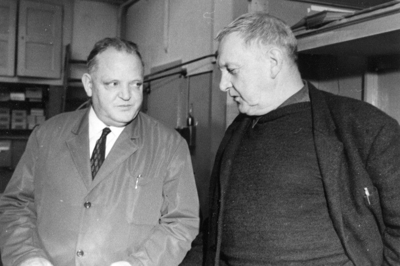Max Robert et le peintre Coghuf dans l’imprimerie Robert, Moutier, 1968. (Archives familiales)