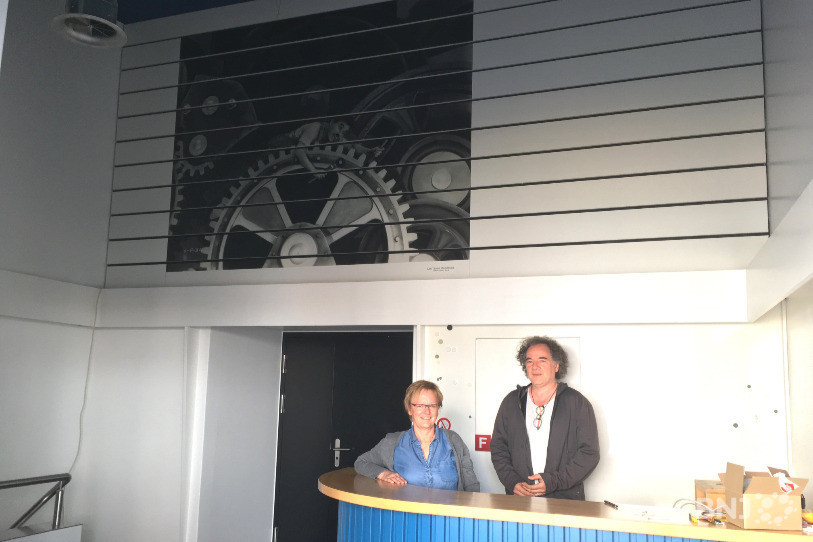 Monique Zahnd et Yanick Galli, membre du comité du Cinélucarne, derrière le nouveau guichet d'accueil du cinéma du Noirmont