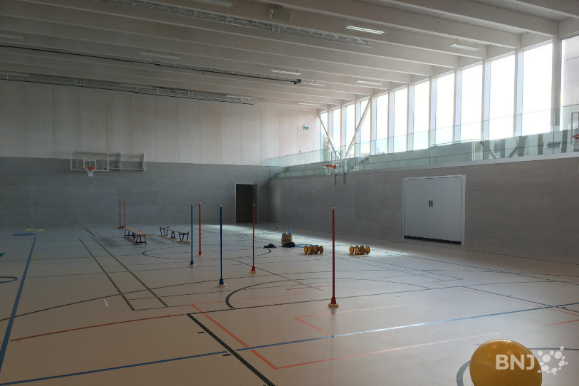 La salle de gym de l'espace communal des Bois est lumineuse et spacieuse