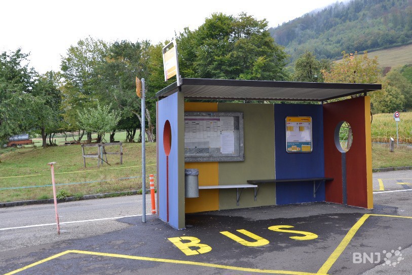L'abribus du village, transformés par deux artistes peintres genevois