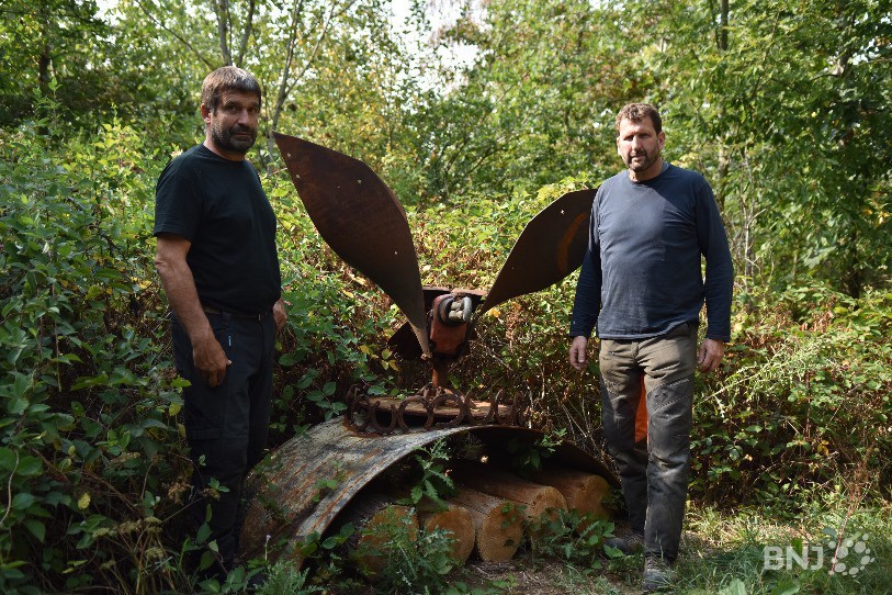 Le garde forestier Gilbert Goffinet ( à gauche) et Michel Schmid, qui a réalisé les sculptures.