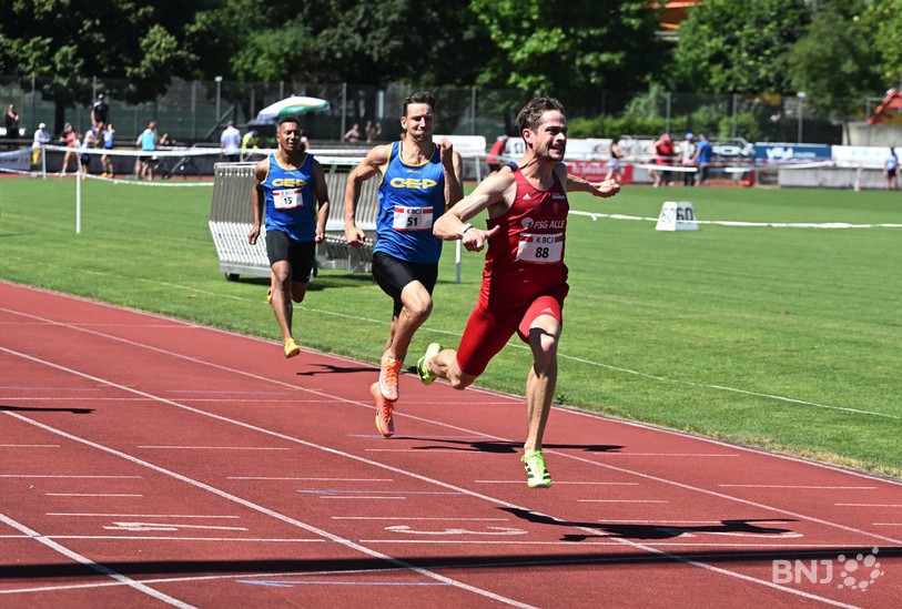 Nathan Gyger et ses coéquipiers de la FSG Alle ont remporté le 4 x 100 m mixte. (Photo : archives Georges Henz)