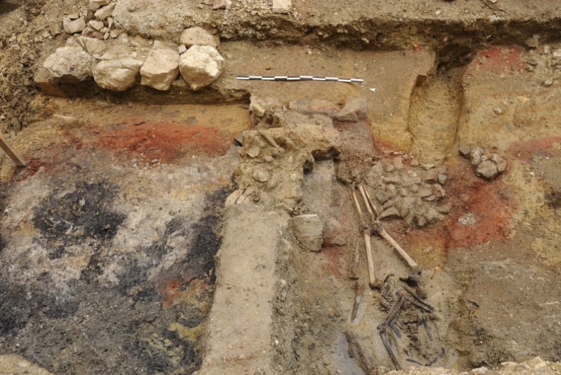Le cimetière médiéval découvert par les archéologues. Ce dernier est implanté dans les reste d'un four artisanal datant du 10e siècle (photo : canton du Jura). 