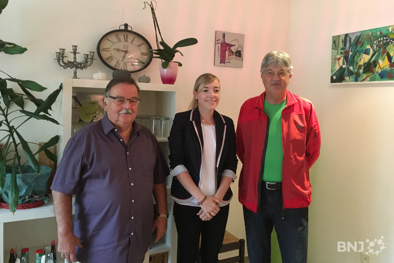 Maurice Jobin, président de la Fédération des patoisants du canton du Jura, Pauline Queloz, présidente du comité d'organisation de la fête cantonale du patois, et Etienne Godat, vice-président de l'association des patoisants des Franches-Montagnes, se préparent à faire vivre le dialecte aux Genevez