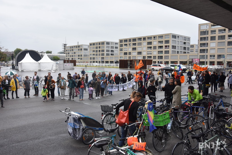 Une manifestation s'est déroulée devant le Palais des Congrès vendredi. Les manifestants sont défavorables au projet définitif du canton de Berne. 