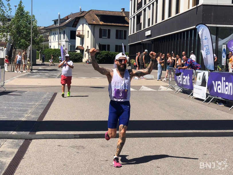 Comme l'année dernière, Luis Moreira a levé les bras à l'arrivée du Marathon du Jura dimanche à Delémont.