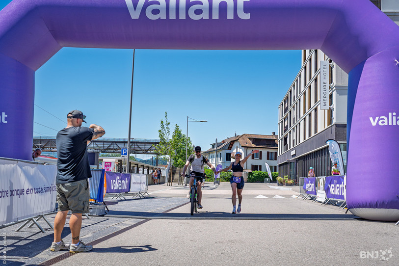 Vanessa Aellig a franchi la ligne d'arrivée en compagnie de son mari. (Photo : Cédric Prudat).