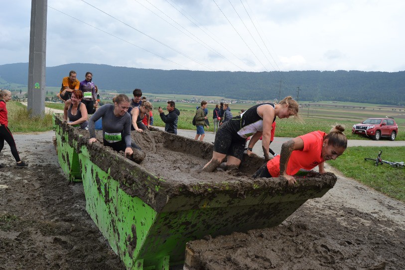 Les participants ont du se salir pour arriver au bout du parcours vaudruzien constitué de 10 obstacles.