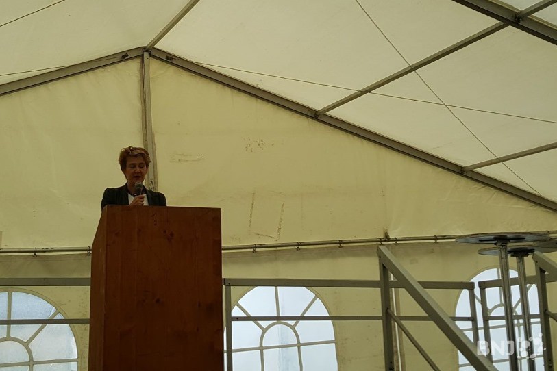 La Conseillère fédérale Simonetta Sommaruga lors de son discours au Centre fédéral pour requérants d'asile à Perreux.