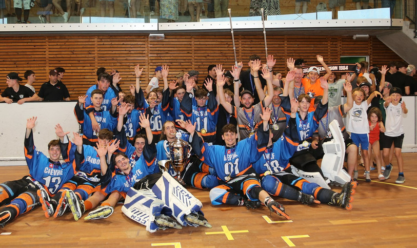 Les moins de 19 ans du SHC Rossemaison ont soulevé la Coupe d'Europe à domicile. (Photo : SHC Rossemaison)
