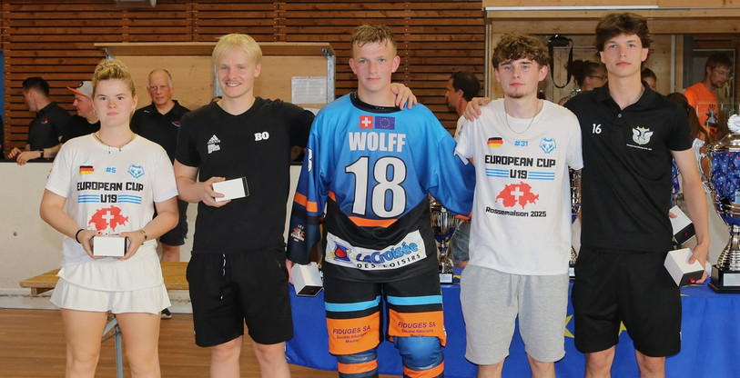 Anthony Chèvre (au centre) a été nomé dans la all star team. (Photo : SHC Rossemaison).