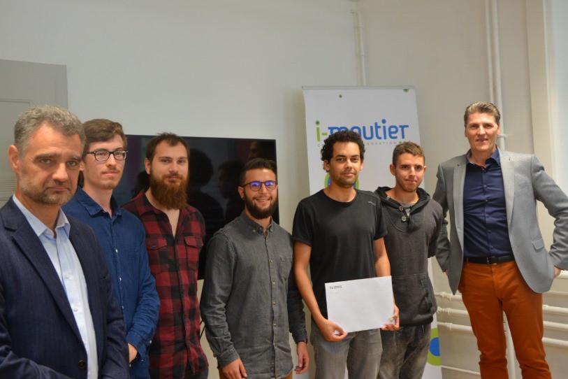 Les vainqueurs Romain Zuccone, Loris Salvia, Gianni Musio, Hamza El Amrani, Karl-Eric Guitard entourés du directeur de la recherche et du développement Pierre Voumard (gauche) et du CEO de Tornos Michael Hauser (droite). Image: Tornos