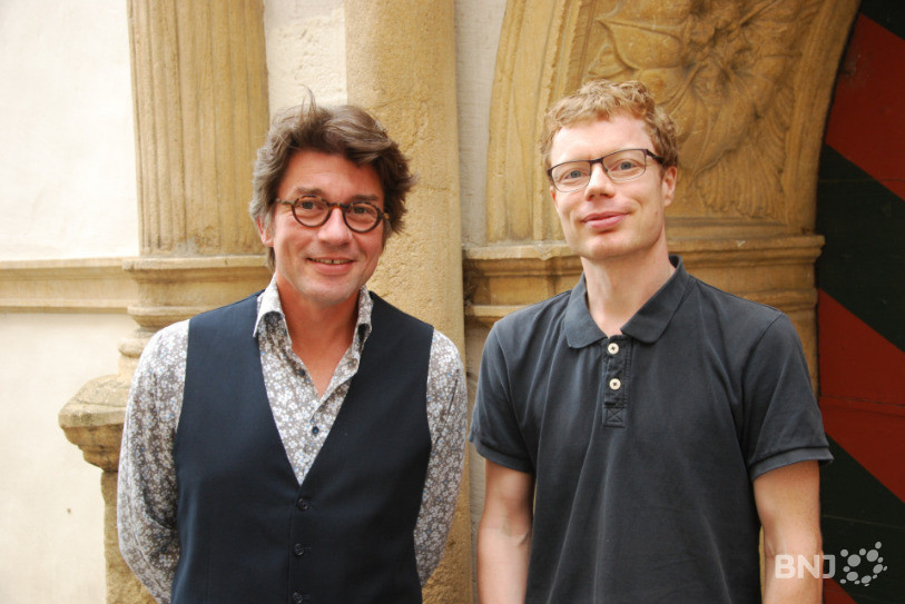 Sébastien Singer (à gauche), directeur artistique de la Société de Musique de Neuchâtel, et Simon Peguiron, en charge des concerts de la Collégiale. (Photo : archive)
