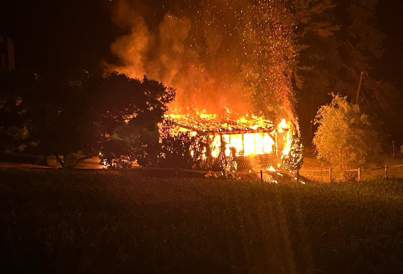 Une ancienne grange a été détruite par les flammes à Saint-Blaise. (Photo: Police neuchâteloise) 