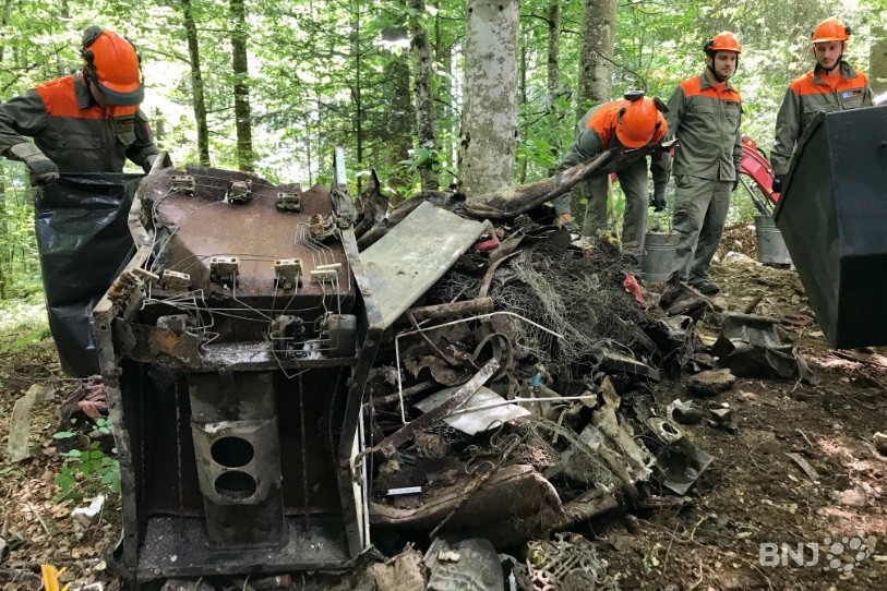 De nombreux déchets ont été sortis d'une doline de La Montagne de Buttes.