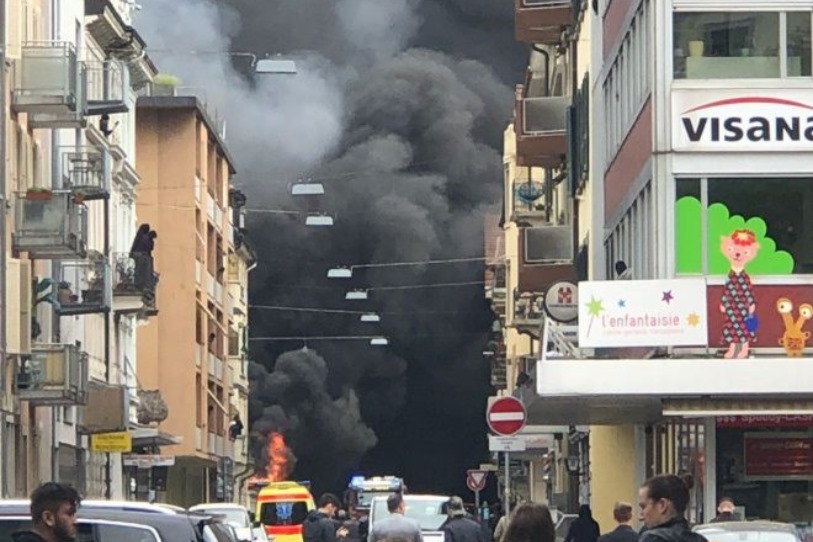 Le feu qui s'était déclaré dans une halle de stockage avait provoqué un énorme nuage de fumée dans les rues seelandaises (photo: auditeur reporter)