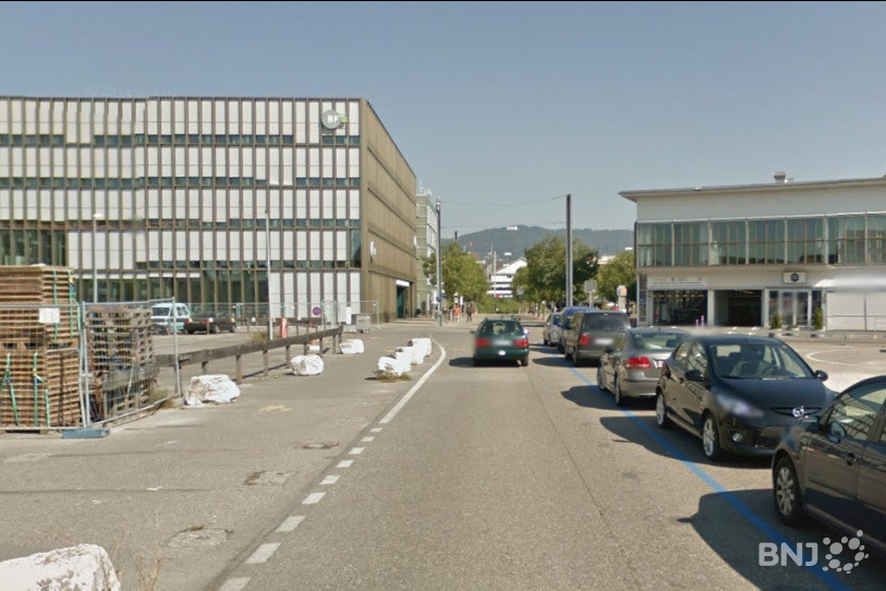 Les voitures sur la rue Marcelin-Chipot au sud de la gare de Bienne: bientôt de l’histoire ancienne. (Image: Google map)