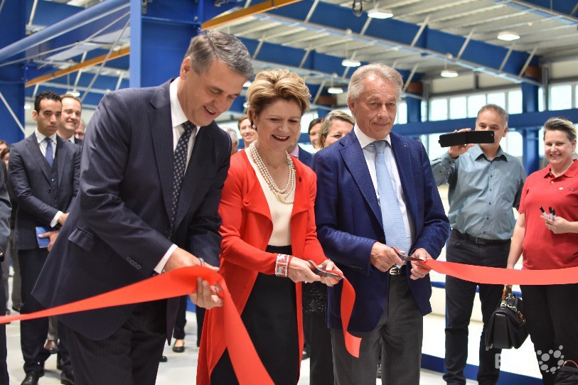 Mircea Tudor, PDG de Tudor Tech SA, Marie-Gabrielle Ineichen-Fleisch secrétaire d'Etat et directrice du Secrétariat d'Etat à l'économie SECO et Jean-Luc Vincent, Président fondateur du Salon international des inventions de Genève lors du traditionnel coupé de ruban.