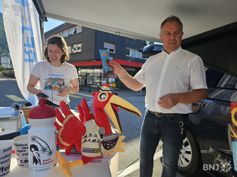 Jacques Stalder a apporté la mascotte de la Braderie, une grue de la Gruyère, région invitée d'honneur.