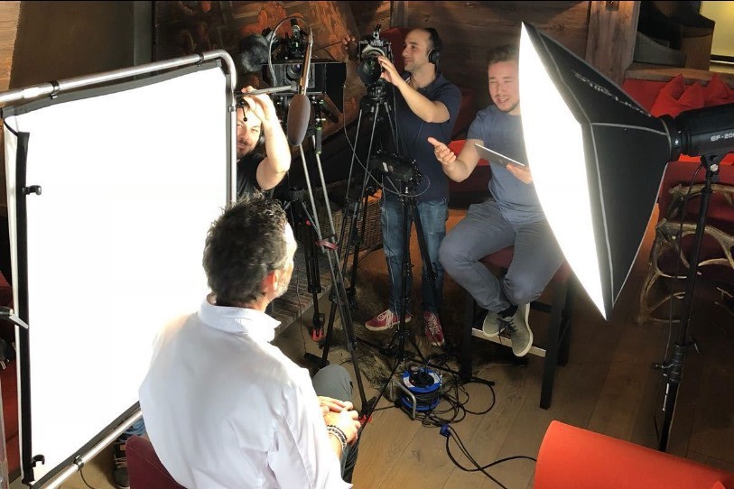 Basile Sanglard (à droite) et son équipe lors du tournage de « Die Cuisine Svizzera » avec le Chef Pierre Crépaud (photo : « Die Cuisine Svizzera »)