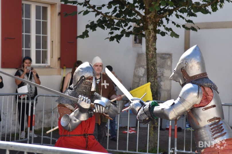 Un combat de chevaliers au cœur de la vieille ville de Delémont. Il s'agit du club jurassien Militia Jurae, un club de combat médiéval.