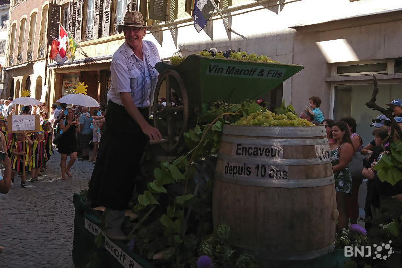 Le cortège a attiré la foule dimanche à la Fête du vin de La Neuveville