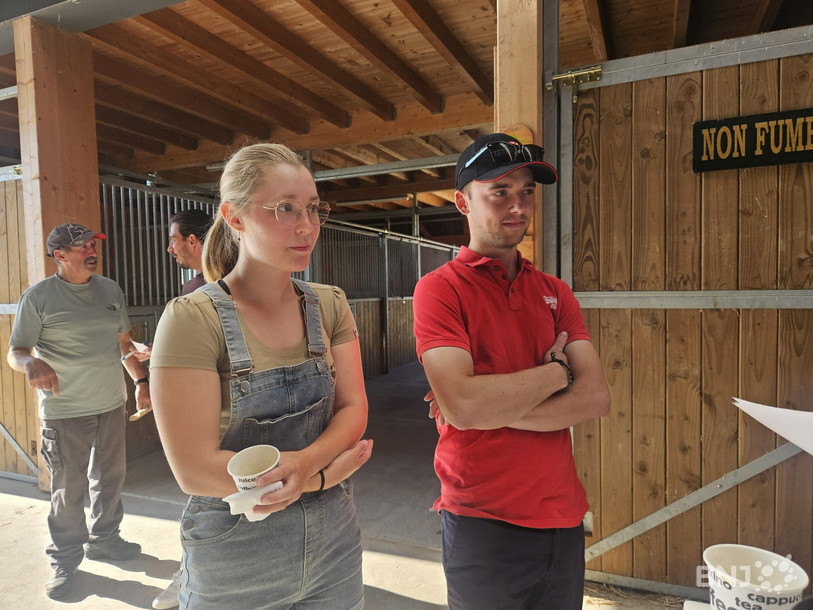 Océane Bourquin et Jérémie Gerber travaillent en couple sur la ferme de Lajoux.