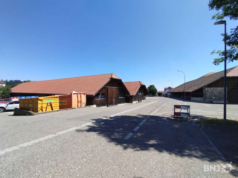 En avant-plan sur la gauche, la petite halle qui sera détruite pour permettre la construction de « Equicea ». Celle derrière, bien plus ancienne, sera conservée.