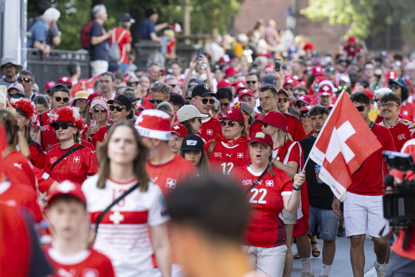 Les fans suisses ont affiché leurs couleurs dans les rues de Bâle notamment. (Photo : EPA/PETER SCHNEIDER).