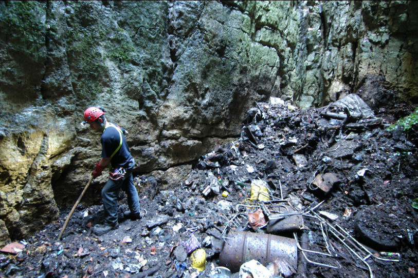 L'Insitut suisse de spéléologie et de Karstologie a nettoyé quatre cavités du Jura bernois, ici à Plagne. (Photo: ISSKA)