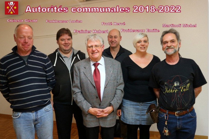 Le maire de Pleigne, Hubert Frainier, a voulu présenter une photo accompagné de son Conseil communal. (Image: Hubert Ackermann)