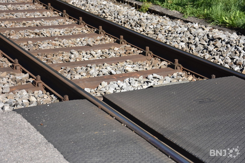 Après l'accident entre un train et une voiture en décembre dernier à Cormoret, la députée UDC neuvevilloise Anne-Caroline Graber avait déposé une interpellation pour l'élimination des passages à niveau du Jura bernois. Le Conseil-exécutif n'entend pas les supprimer. (Photo : archives)
